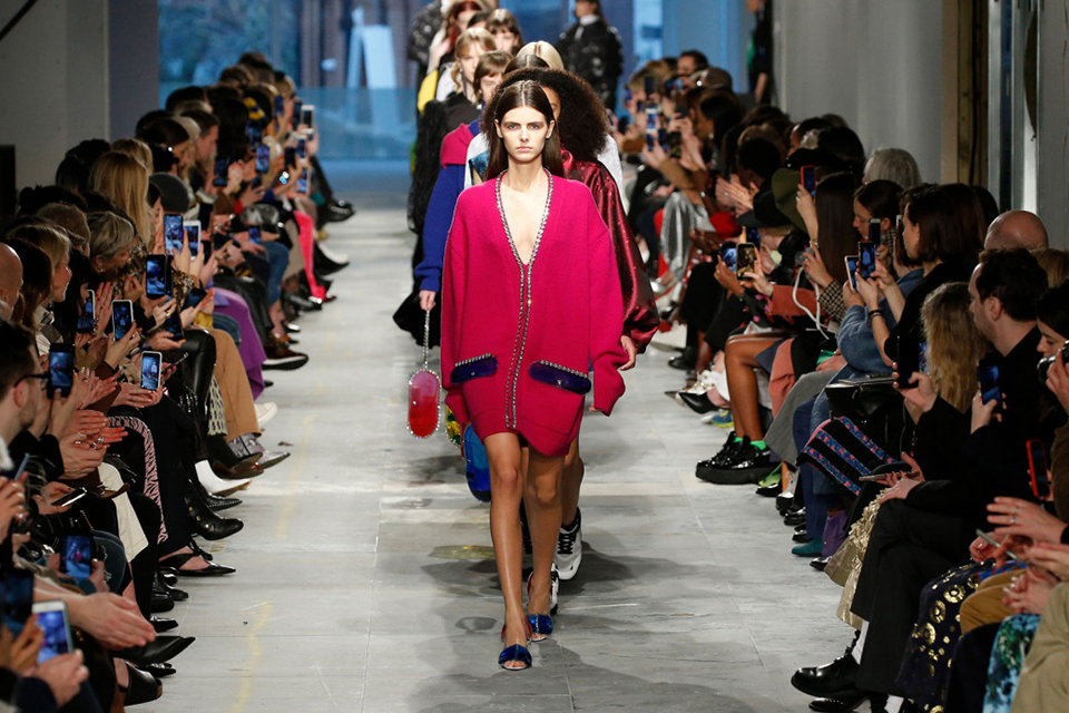 런던패션위크, 4대 패션위크 최초 대중에게 공개된다 eyesmag 아이즈매거진