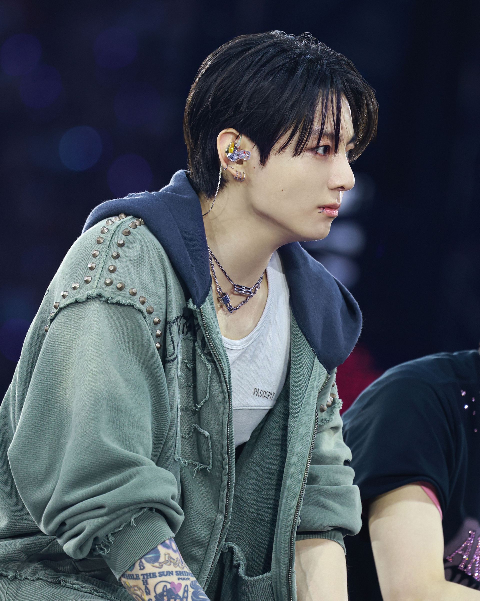 BALENCIAGA / @bts.bighitofficial 
